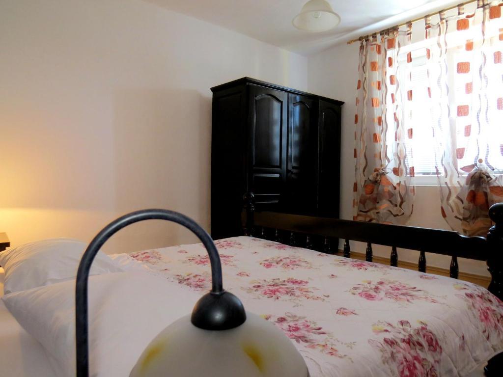 Apartments Roko Tisno Exterior photo